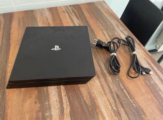 PS4 Pro + 2 controller + FC 25 + Giochi