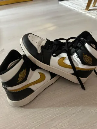 Zapatillas Air Jordan 1 High Negras y Doradas