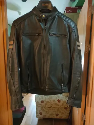 Cazadora motera de piel negra