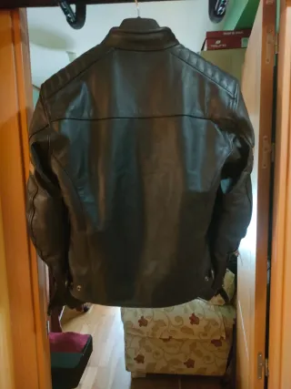 Cazadora motera de piel negra