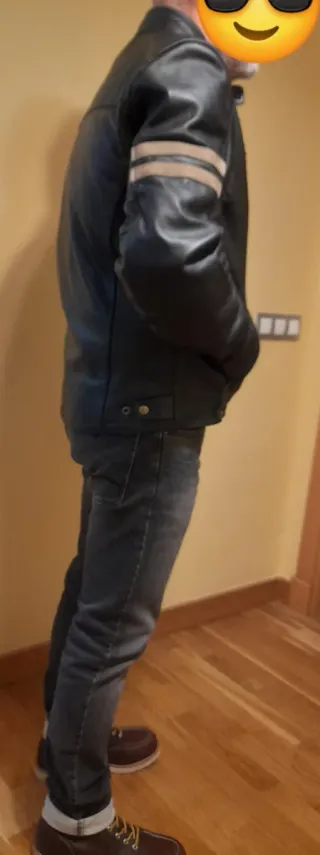 Cazadora motera de piel negra