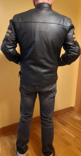 Cazadora motera de piel negra