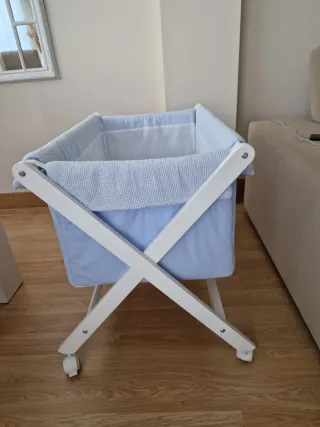 Minicuna con vestiduras y colchón