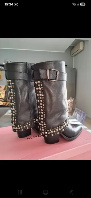 Stivali donna in pelle neri con borchie