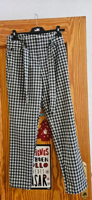 Pantalones tobilleros cuadros blanco y negro.