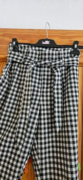 Pantalones tobilleros cuadros blanco y negro.