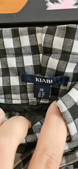 Pantalones tobilleros cuadros blanco y negro.