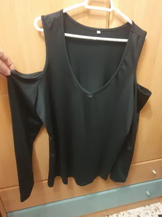 Blusa negra hombros descubiertos