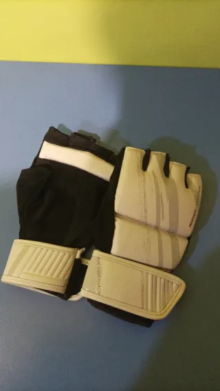 Guantes MMA Decathlon Negros y Blancos
