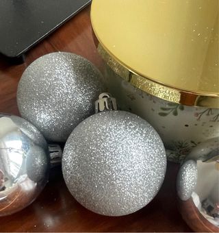 Bolas Navideñas Plateadas y Doradas