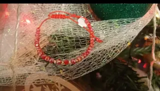 Braccialetti rossi con dettagli dorati