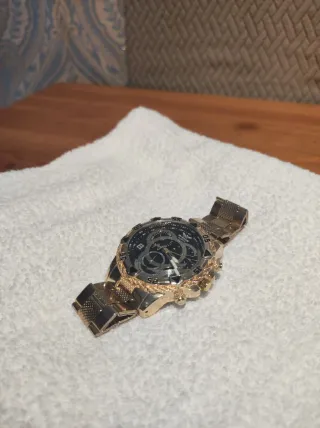 Reloj de pulsera dorado y azul