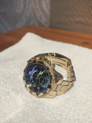 Reloj de pulsera dorado y azul