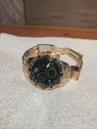 Reloj de pulsera dorado y azul