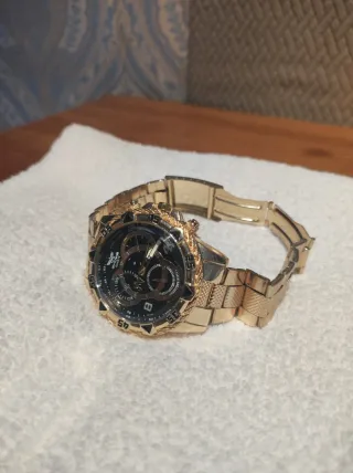 Reloj de pulsera dorado y azul