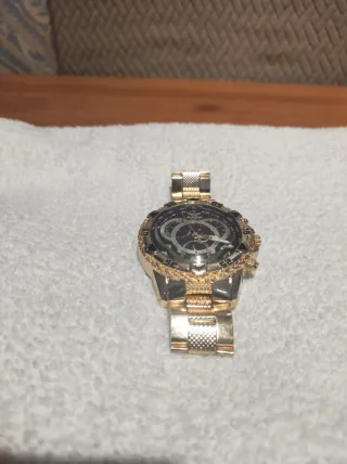 Reloj de pulsera dorado y azul