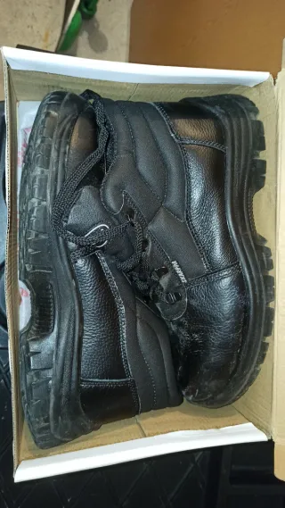 Botas de seguridad SCARPA negras.