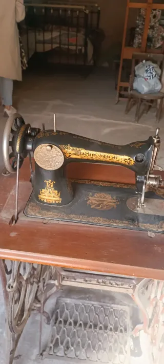 Máquina de coser SINGER antigua