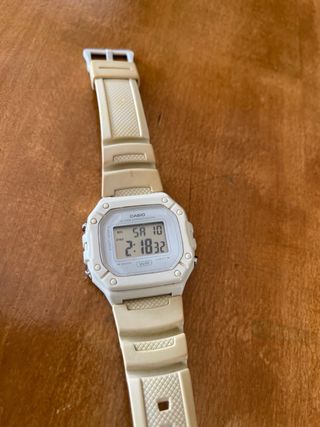 Reloj Casio Digital Beige y Blanco