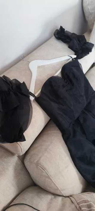 Vestido cóctel negro corto de organza sin tirantes