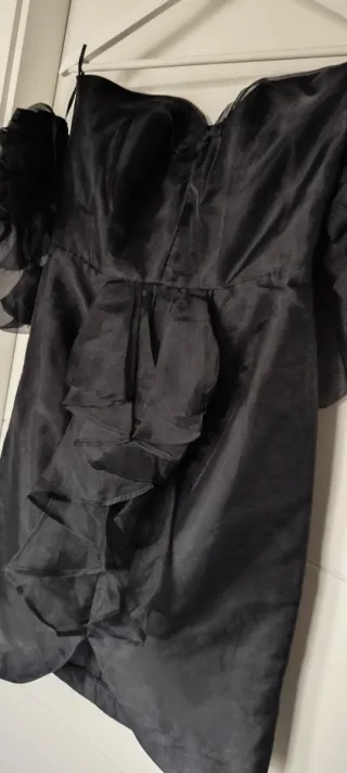 Vestido cóctel negro corto de organza sin tirantes