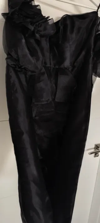 Vestido cóctel negro corto de organza sin tirantes