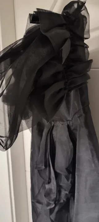 Vestido cóctel negro corto de organza sin tirantes