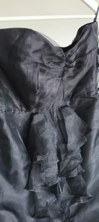 Vestido cóctel negro corto de organza sin tirantes