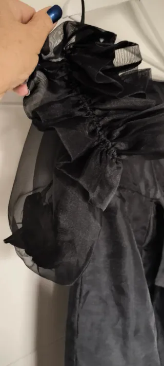 Vestido cóctel negro corto de organza sin tirantes