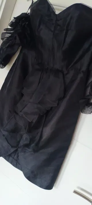 Vestido cóctel negro corto de organza sin tirantes