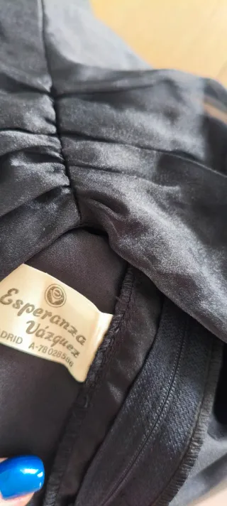 Vestido cóctel negro corto de organza sin tirantes