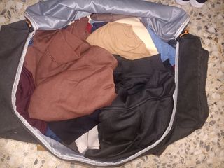 Maleta con ropa variada de mujer