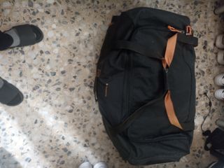 Maleta con ropa variada de mujer