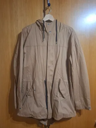 Chaqueta chubasquero impermeable beige