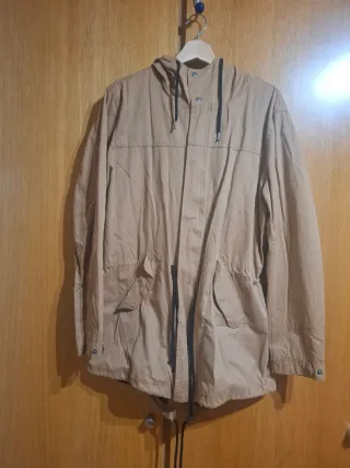 Chaqueta chubasquero impermeable beige