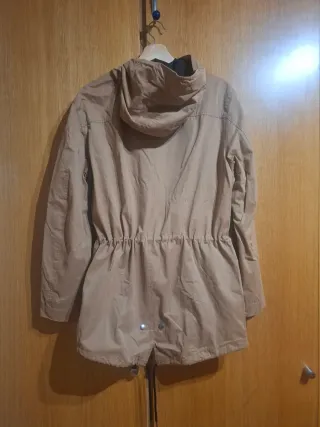 Chaqueta chubasquero impermeable beige