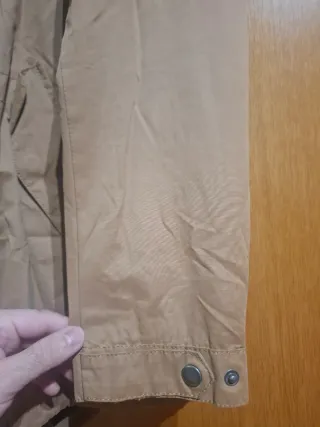 Chaqueta chubasquero impermeable beige