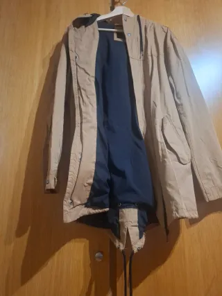 Chaqueta chubasquero impermeable beige