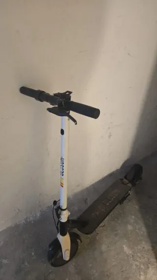 Patinete eléctrico blanco para piezas.