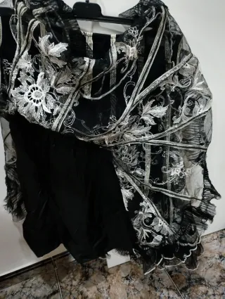 Falda y top negro con bordado blanco