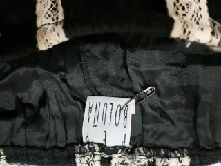 Falda y top negro con bordado blanco