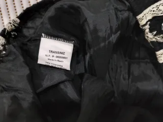 Falda y top negro con bordado blanco