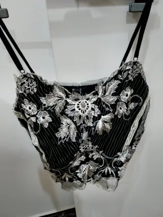 Falda y top negro con bordado blanco