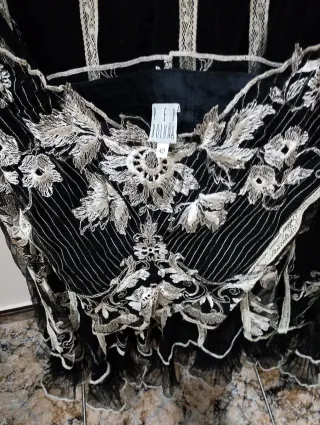 Falda y top negro con bordado blanco