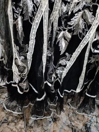 Falda y top negro con bordado blanco