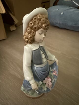 Figura porcelana niña con flores