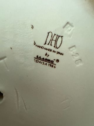 Figura porcelana niña con flores