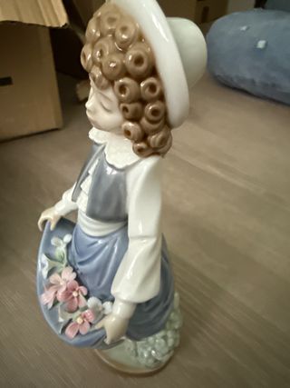 Figura porcelana niña con flores
