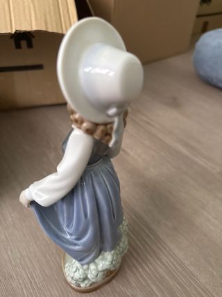 Figura porcelana niña con flores