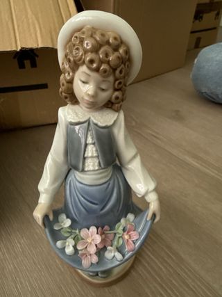 Figura porcelana niña con flores